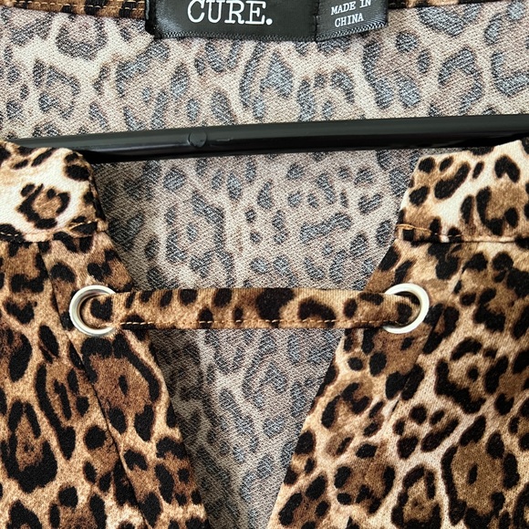 WOMENS LEOPARD PRINT TOP WITH BUTTON SLEEVES AND V NECK SIZE 1XL - Picture 5 of 5